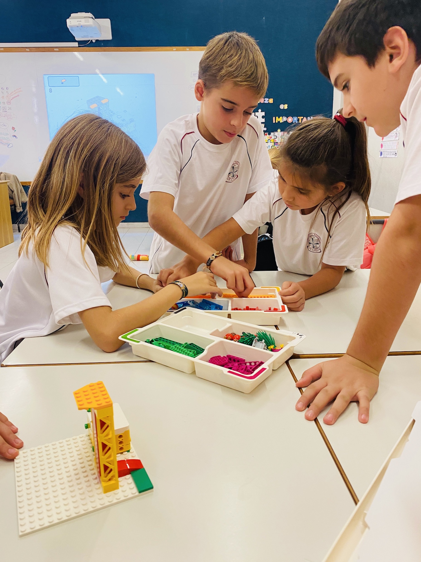 Imagen de ¡Construyendo el futuro con LEGO en Primaria: Chromebooks y clases dinámicas en Dominicas Xàtiva!